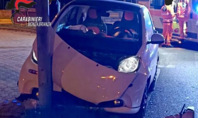 Ubriaca, finisce contro un palo: il marito si offre per l’alcoltest al suo posto