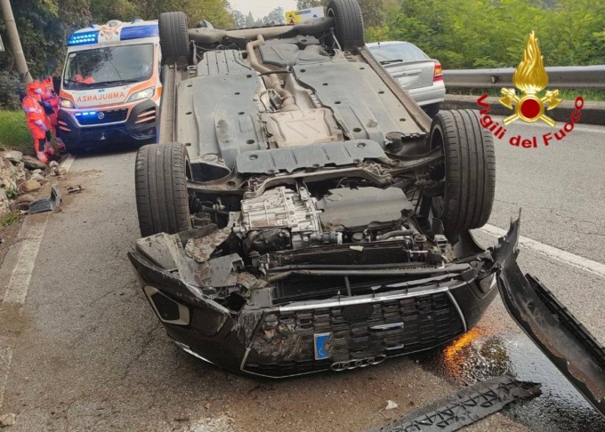 Incidente con ribaltamento in via Varese a Malnate