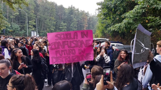Sciopero al Montale, studenti fuori dai cancelli