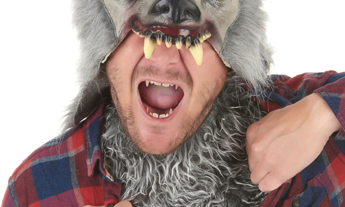 Mascherato da lupo e con un’ascia per spaventare i passanti