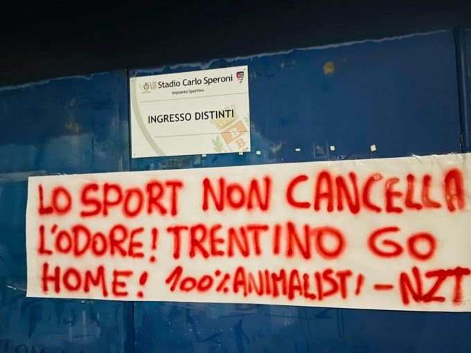 Blitz animalista allo stadio di Busto: “Trentino Go Home”