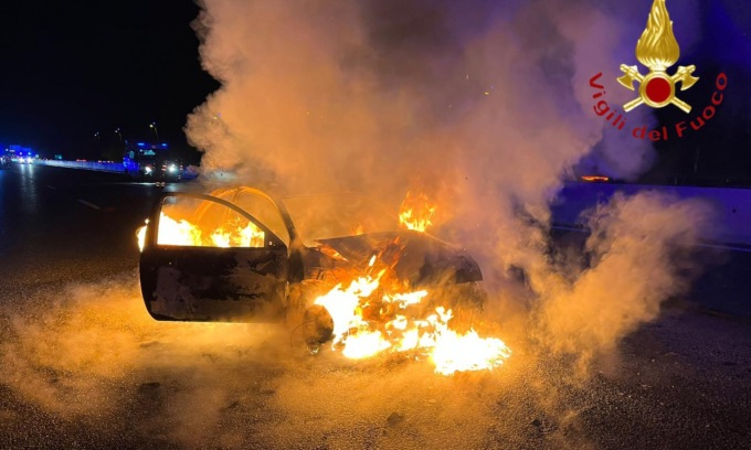 Incidente e fiamme lungo la A9 a Lomazzo sud
