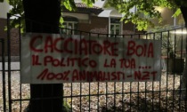 Striscione degli animalisti a Rovellasca contro la "strage" dei cinghiali