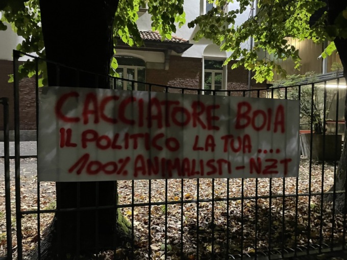 Striscione degli animalisti a Rovellasca contro la “strage” dei cinghiali