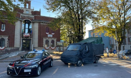 Bancomat svaligiato a colpi di furgone a Caronno