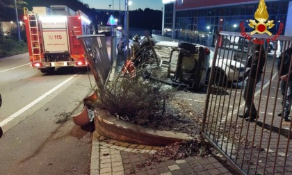 Incidente in viale Belforte, auto sul fianco nel parcheggio