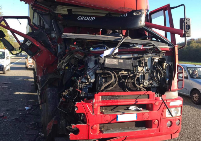 Incidente fra camion sulla A9: uno distrutto, ma conducente illeso