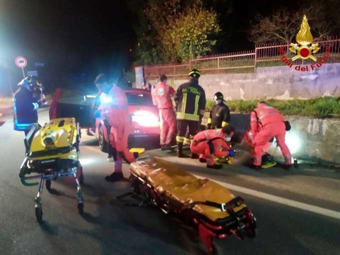 Schianto nella notte a Gavirate: quattro feriti
