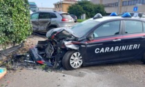 Inseguimento a Gorla, l'auto dei carabinieri contro un muro