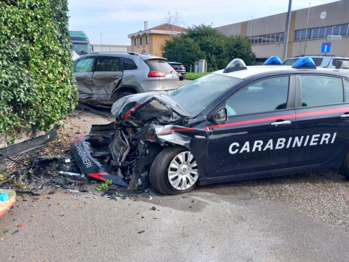 Inseguimento a Gorla, l’auto dei carabinieri contro un muro