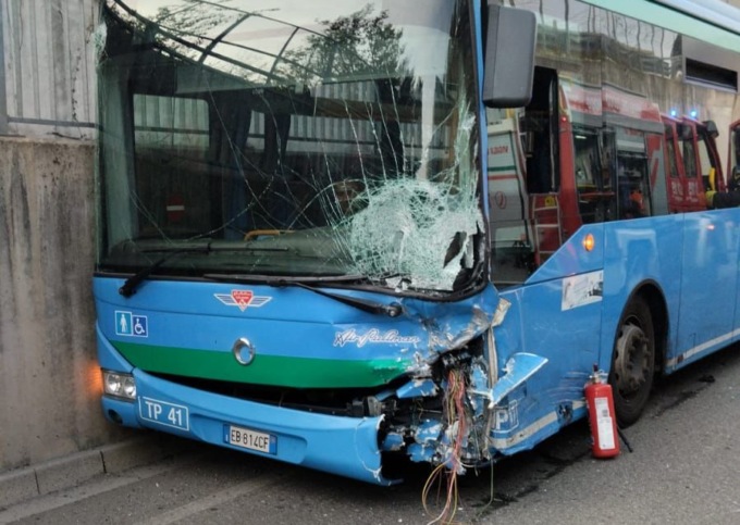 Pullman contro auto in via Milano a Ceriano, conducenti in ospedale