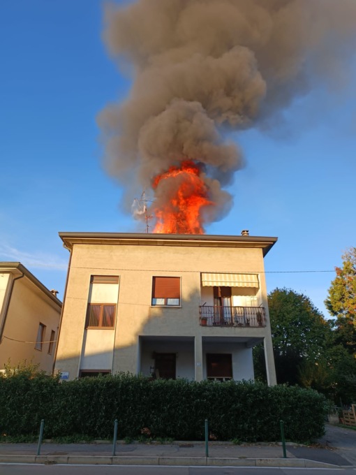 Incendio in una villa a Lazzate, intervengono i Vigili del Fuoco
