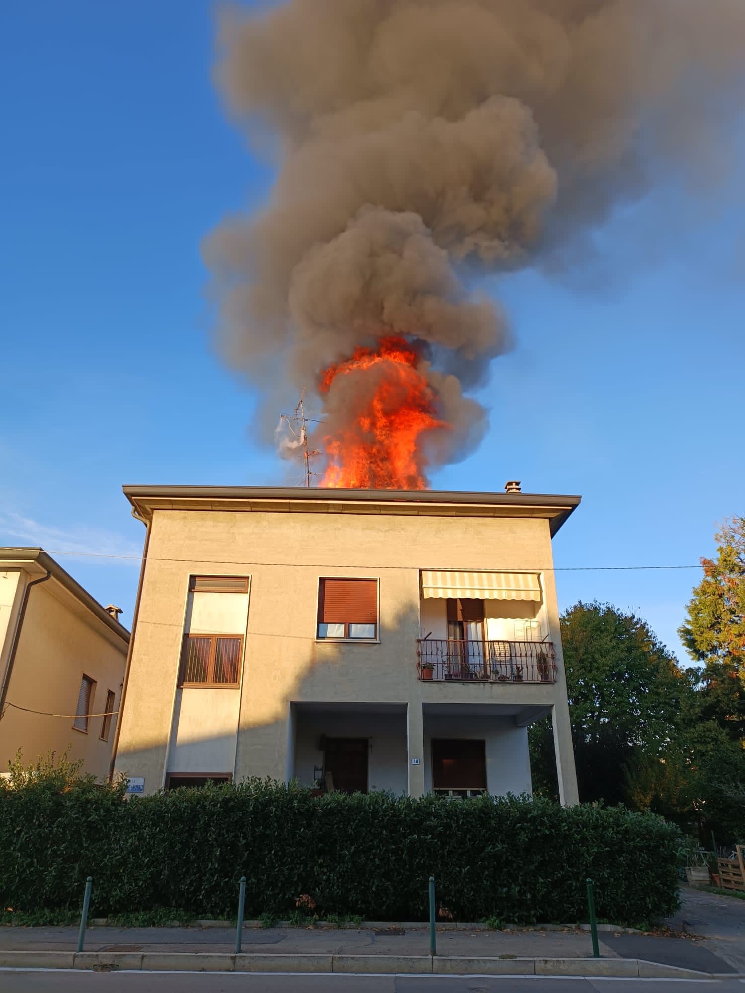 L'incendio all'interno di una villa a Lazzate