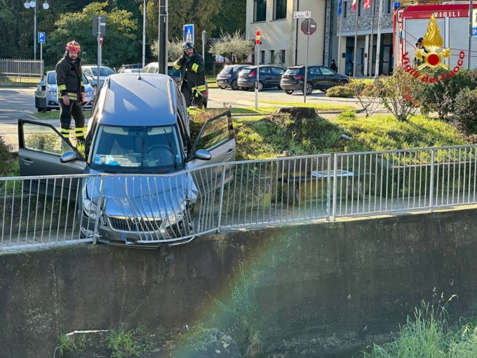 Dopo l’incidente l’auto resta in bilico sulla sponda del torrente