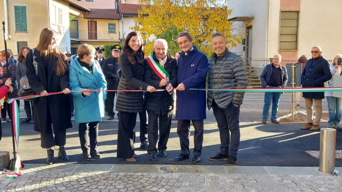 Taglio del nastro col Presidente Fontana alla biblioteca di Venegono Superiore
