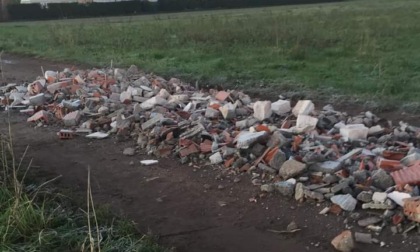 In via Campi Lunghi una nuova discarica abusiva di calcinacci