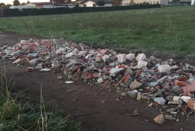 In via Campi Lunghi una nuova discarica abusiva di calcinacci