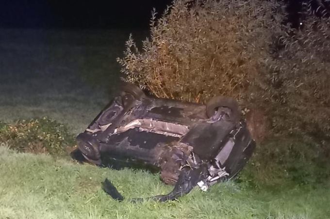 Auto fuori strada e ribaltata in via della Resistenza ad Appiano