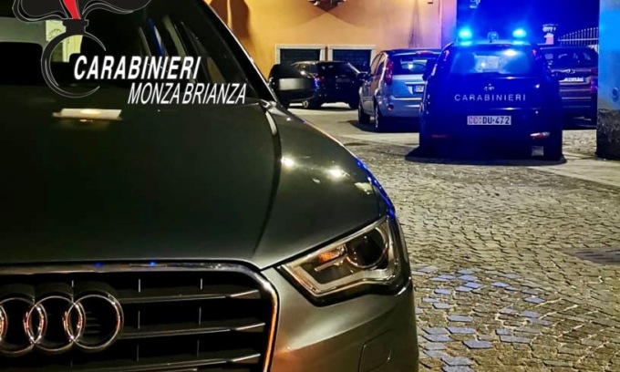 Anziana si trova un’auto sul balcone: il conducente era ubriaco
