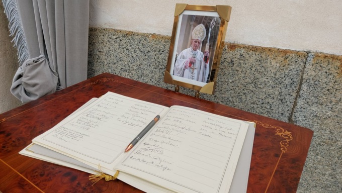 L’ultimo saluto di Tradate a don Luigi Stucchi