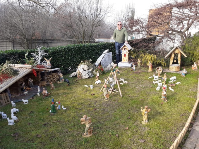 Con il suo giardino che diventa presepe regala meraviglia