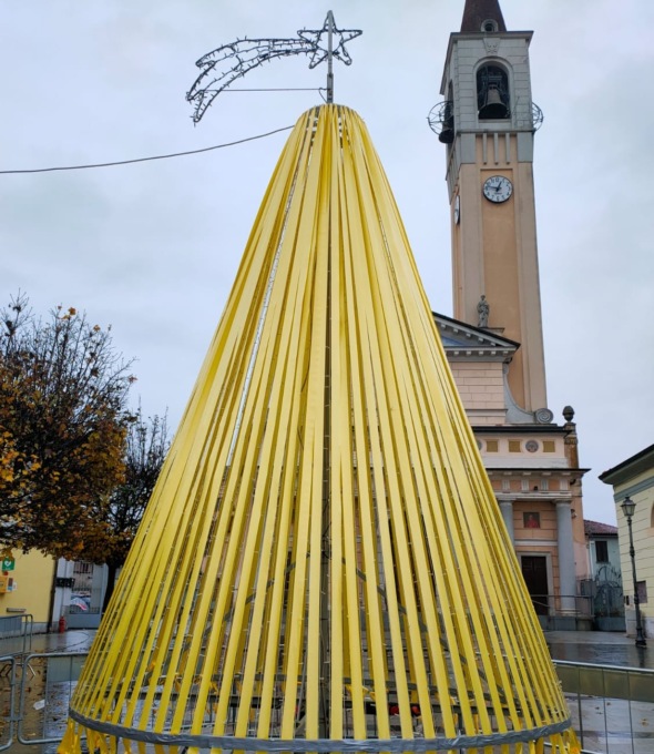 Turate, albero di Natale giallo per incentivare alla donazione del plasma