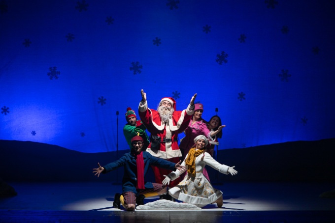 Babbo Natale arriva alla pista di pattinaggio