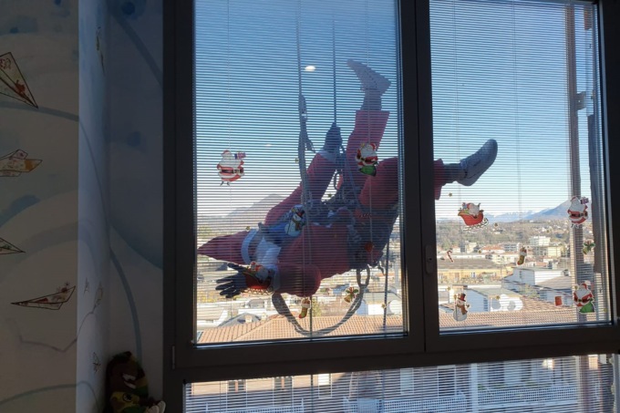 Babbi Natali acrobati per portare i regali ai bambini del Del Ponte