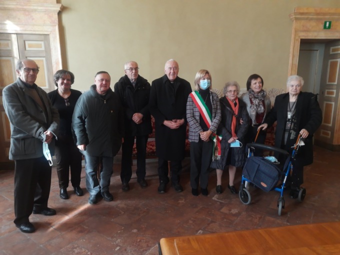 Castellanza rende omaggio a don Scattolin con la sua firma sul libro d’onore della città