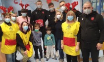 I campioni della Pallacanestro Varese in visita ai pazienti della Pediatria del Del Ponte