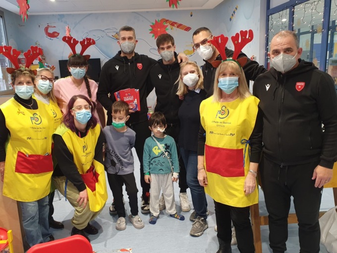 I campioni della Pallacanestro Varese in visita ai pazienti della Pediatria del Del Ponte
