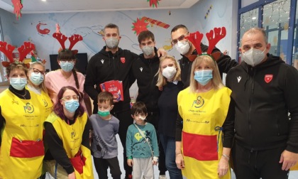 I giocatori della Pallacanestro Varese in visita alla pediatria dell'ospedale Del Ponte