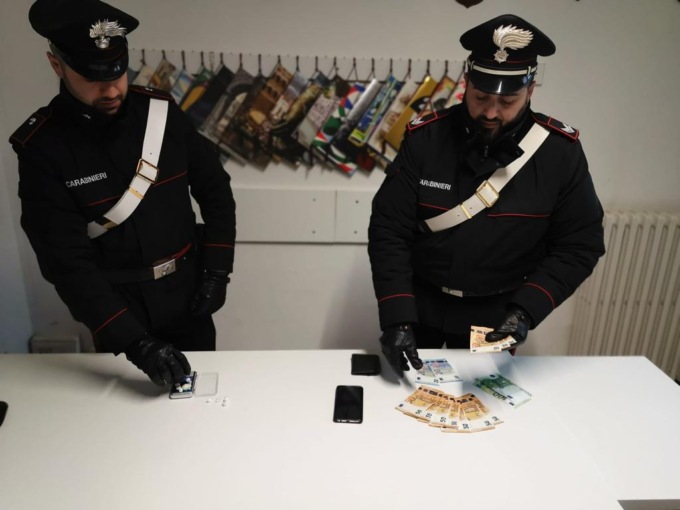 Induno, beccato con 10 dosi di cocaina e arrestato