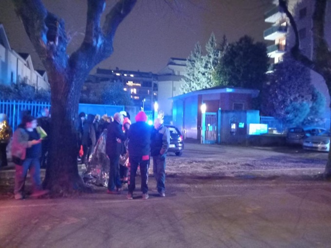 Incendio in un palazzo di Gallarate, soccorsi in azione