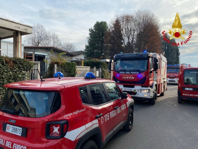 Incendio in un’azienda tessile a Olgiate, sette feriti: codice rosso
