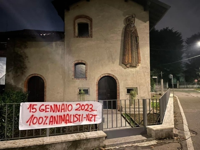 Striscione animalista sul cancello di Sant’Antonio: “Alla sagra ci saremo anche noi”