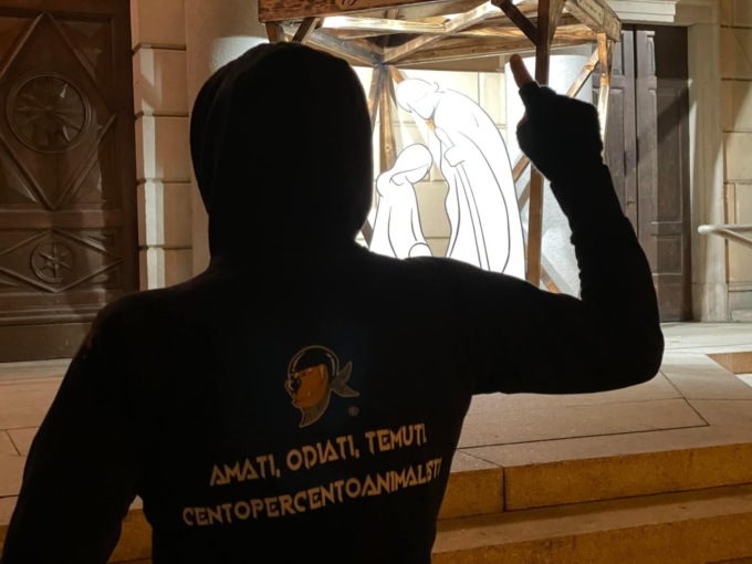 Ordinanza antipiccioni a Turate, blitz degli animalisti per spargere granaglie