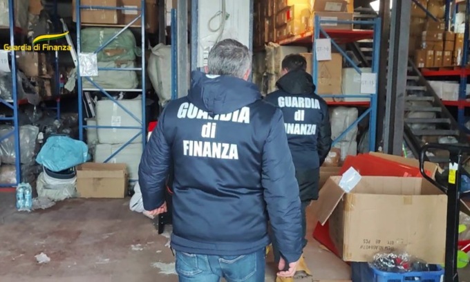 Presepi, luci e addobbi natalizi irregolari: un milione di pezzi sequestrati