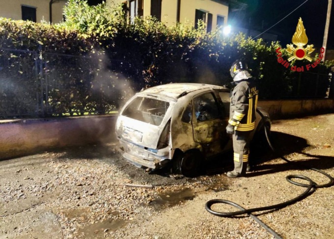 Malnate, auto parcheggiata in fiamme