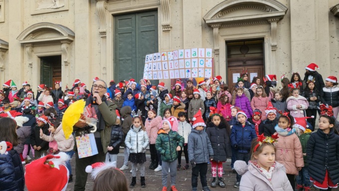 I bambini dell’Ignoto Militi in piazza per augurare a tutti un buon Natale