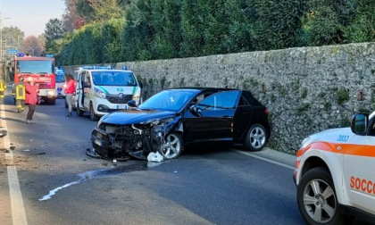 Auto contro il muro in via Cavour a Lomazzo