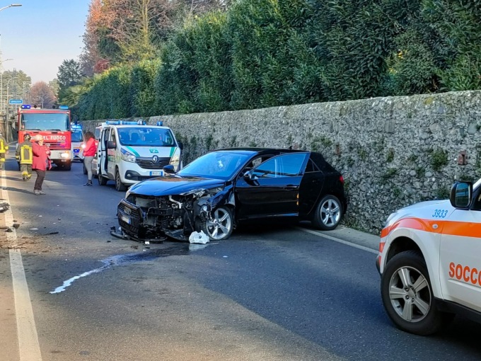 Auto contro il muro in via Cavour a Lomazzo