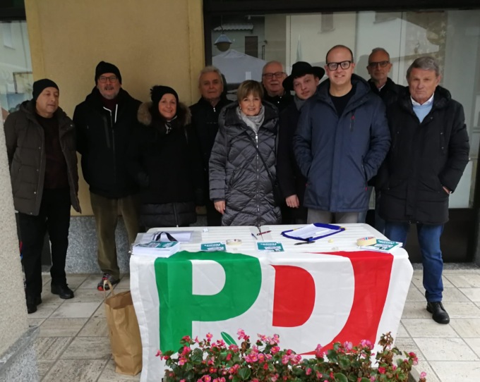PD in piazza per la raccolta firme del salario minimo