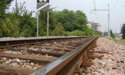 Mezzo di manutenzione esce dai binari: disagi sulla linea per Saronno