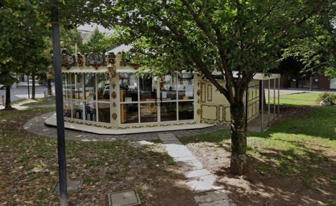 Giostrina di piazza De Gasperi, dietrofront: può restare fino al 2024