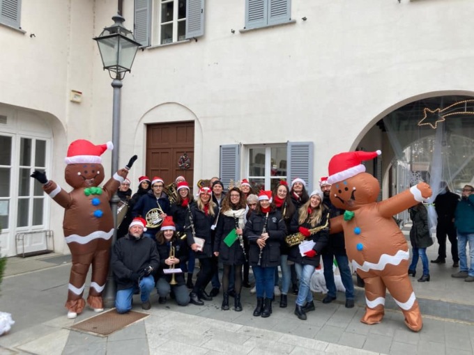 Turate, trionfa la magia del Natale con “Zia Amaranta”