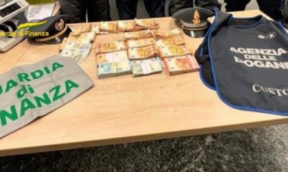 Soldi nascosti nel caffè e sotto i vestiti: intercettati 500mila euro in dogana