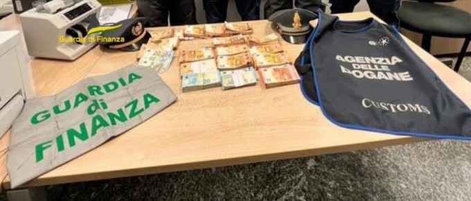 Soldi nascosti nel caffè e sotto i vestiti: intercettati 500mila euro in dogana
