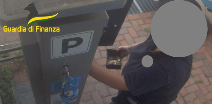 Rubava dai parchimetri e si pagava orologi e estetista: arrestata
