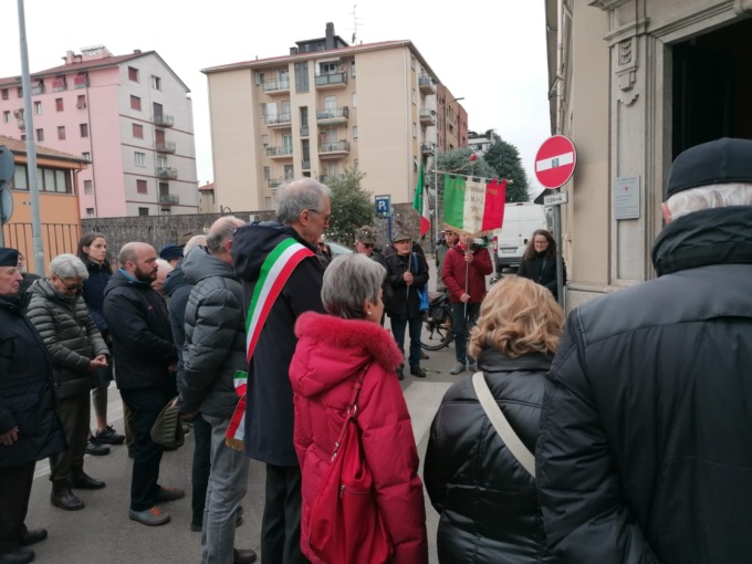 Raccoglimento e omaggio alle pietre d’inciampo a Saronno per la Giornata della Memoria